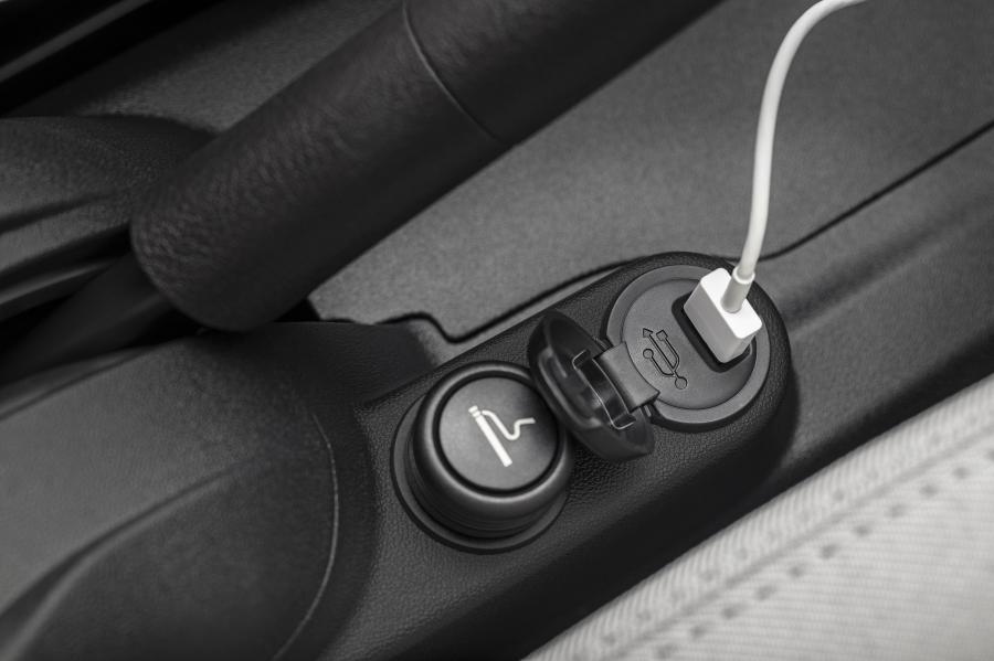 Детали интерьера Citroen C-Elysee 2016 года  (WW) (фото 3 из 43)